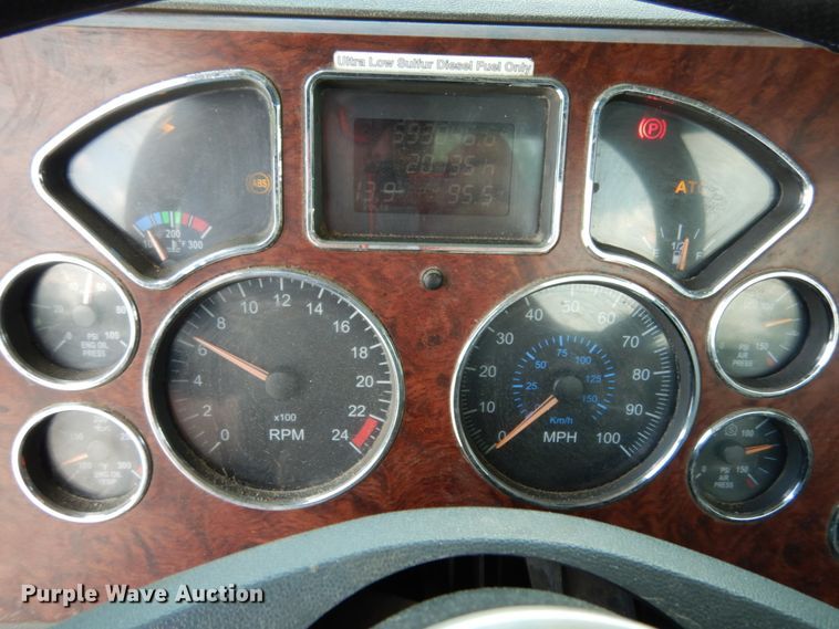 image for item II9518 2008 Mack CHU613  semi truck