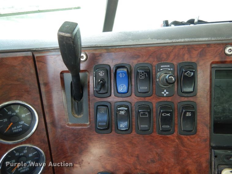 image for item II9518 2008 Mack CHU613  semi truck