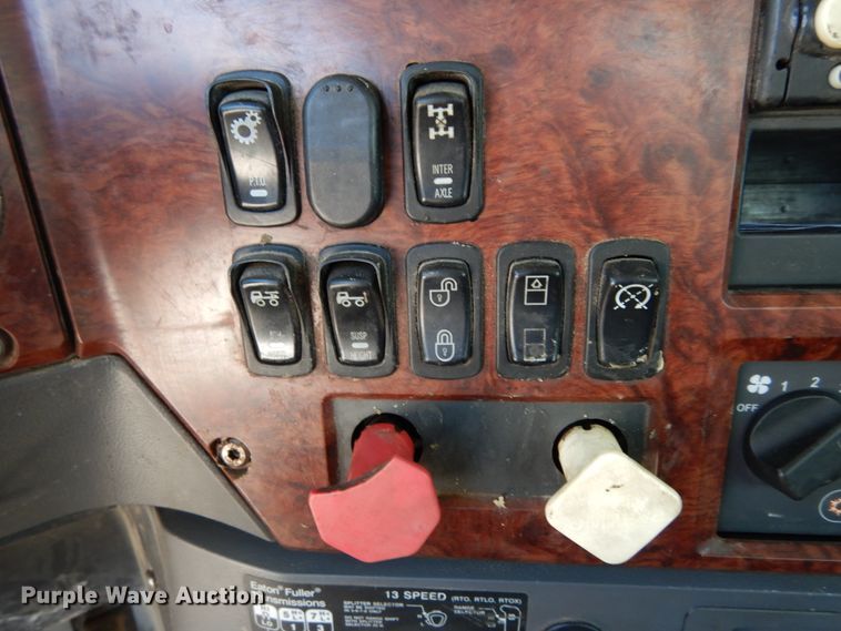 image for item II9518 2008 Mack CHU613  semi truck