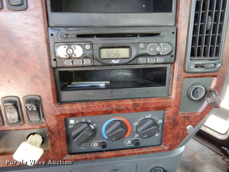 image for item II9518 2008 Mack CHU613  semi truck