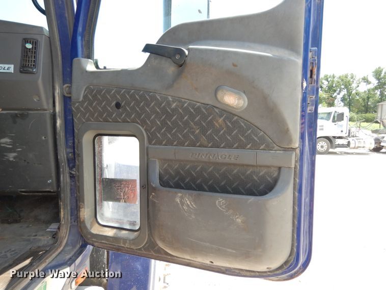 image for item II9518 2008 Mack CHU613  semi truck