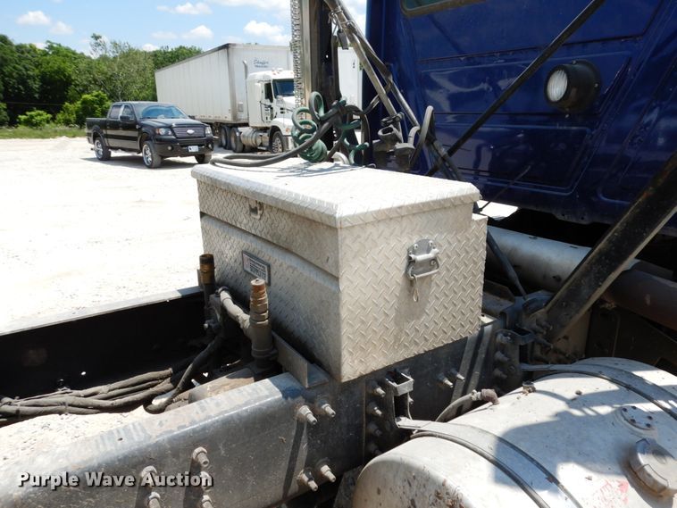 image for item II9518 2008 Mack CHU613  semi truck