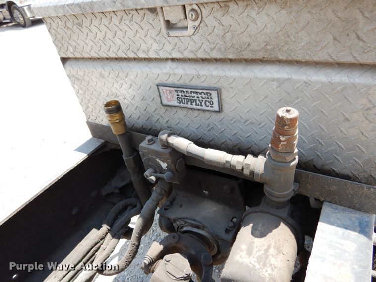 image for item II9518 2008 Mack CHU613  semi truck