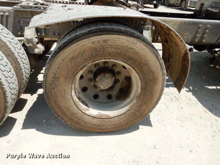 image for item II9518 2008 Mack CHU613  semi truck