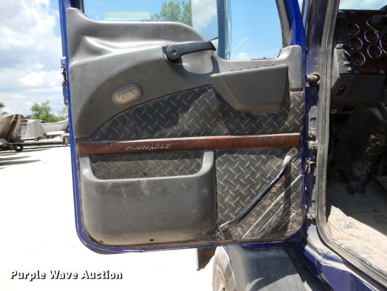 image for item II9519 2014 Mack CXU613  semi truck