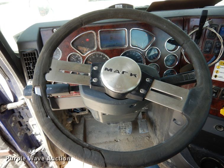 image for item II9519 2014 Mack CXU613  semi truck