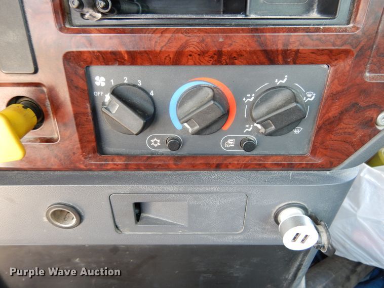 image for item II9519 2014 Mack CXU613  semi truck