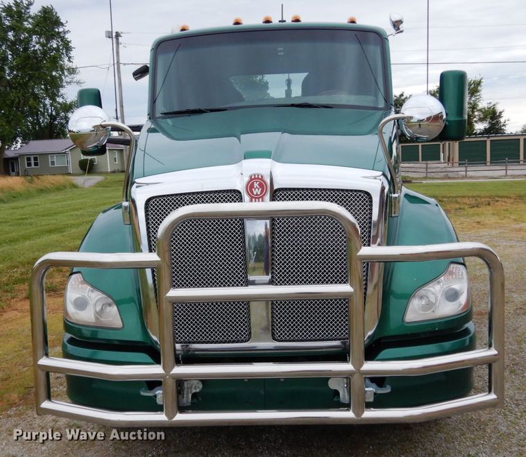 image for item II9529 2015 Kenworth T680  semi truck
