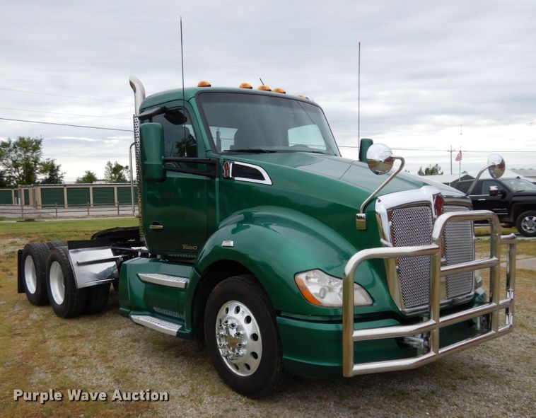 image for item II9529 2015 Kenworth T680  semi truck