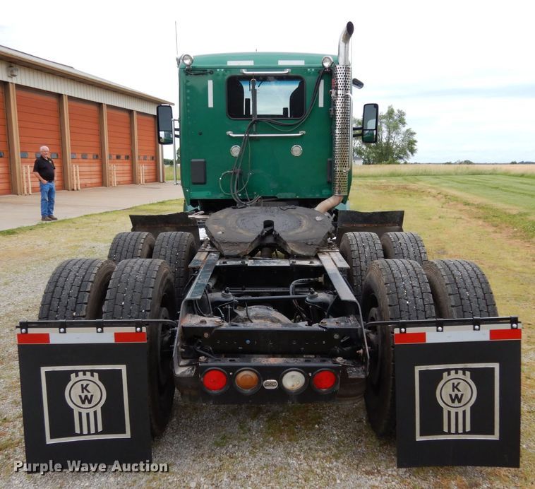 image for item II9529 2015 Kenworth T680  semi truck