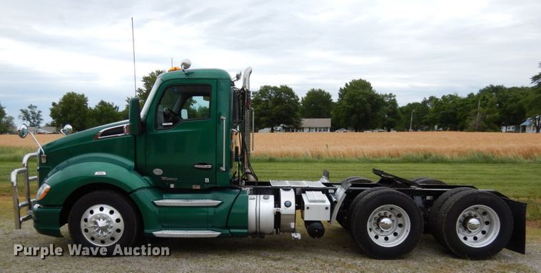 image for item II9529 2015 Kenworth T680  semi truck