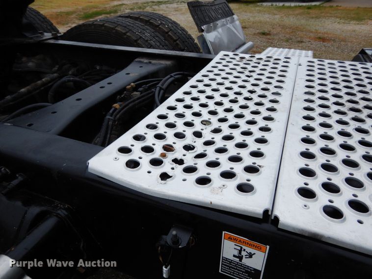 image for item II9529 2015 Kenworth T680  semi truck