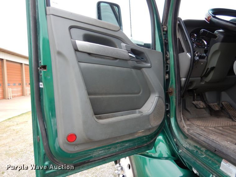 image for item II9529 2015 Kenworth T680  semi truck