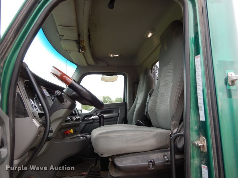 image for item II9529 2015 Kenworth T680  semi truck