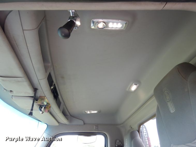 image for item II9529 2015 Kenworth T680  semi truck