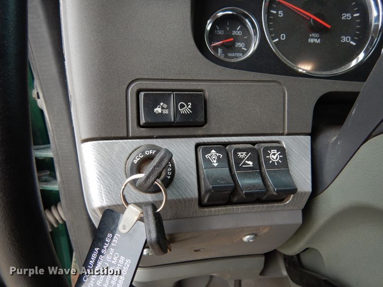 image for item II9529 2015 Kenworth T680  semi truck