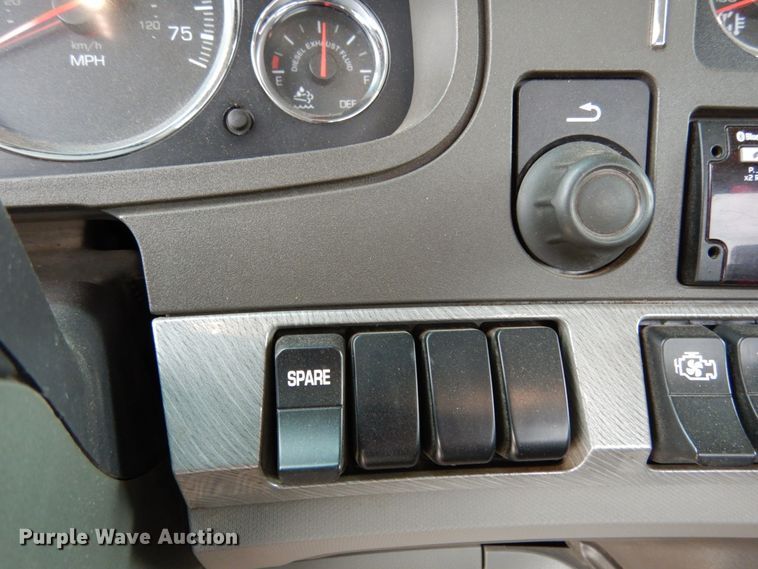 image for item II9529 2015 Kenworth T680  semi truck