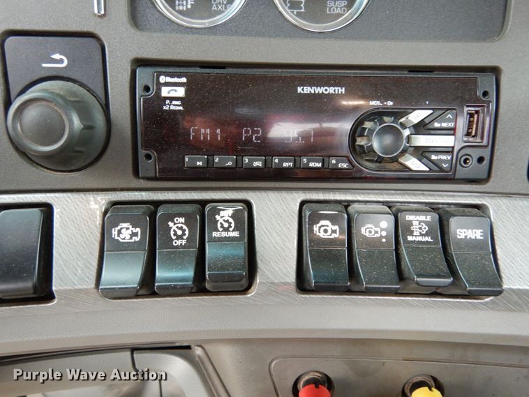 image for item II9529 2015 Kenworth T680  semi truck