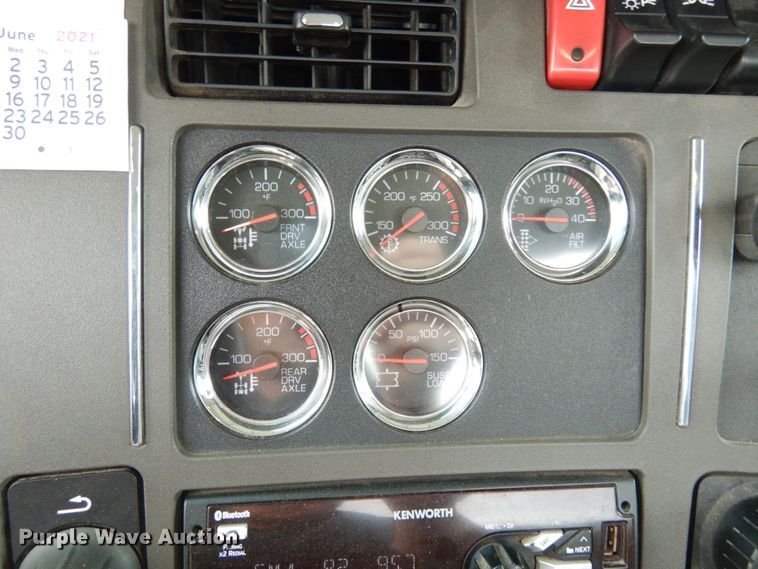 image for item II9529 2015 Kenworth T680  semi truck