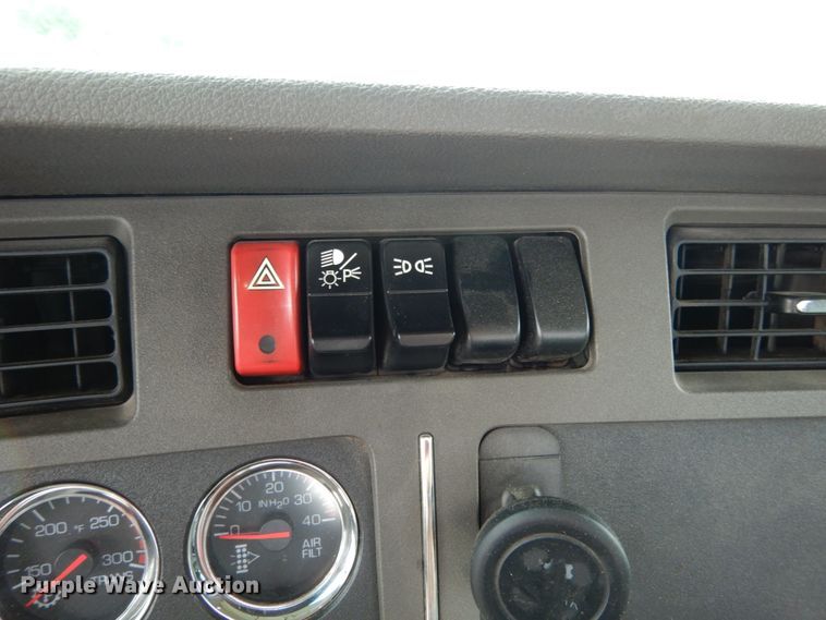 image for item II9529 2015 Kenworth T680  semi truck