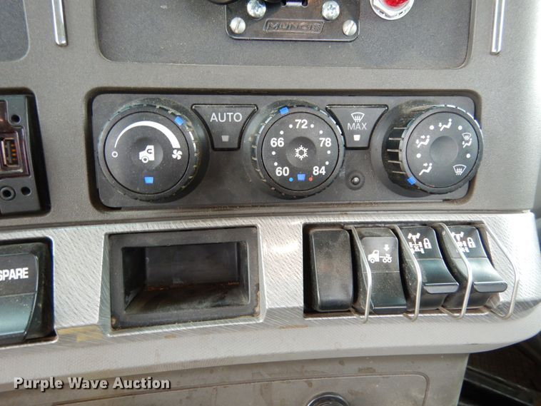 image for item II9529 2015 Kenworth T680  semi truck