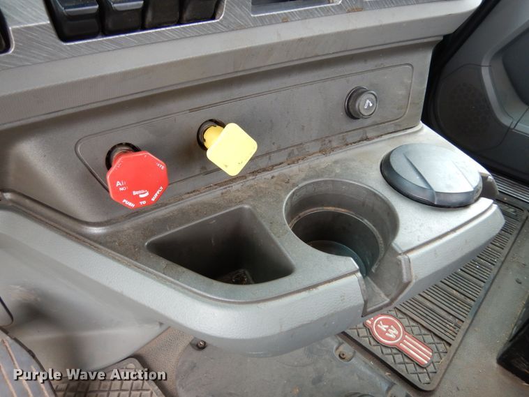 image for item II9529 2015 Kenworth T680  semi truck