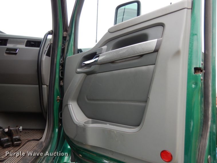 image for item II9529 2015 Kenworth T680  semi truck