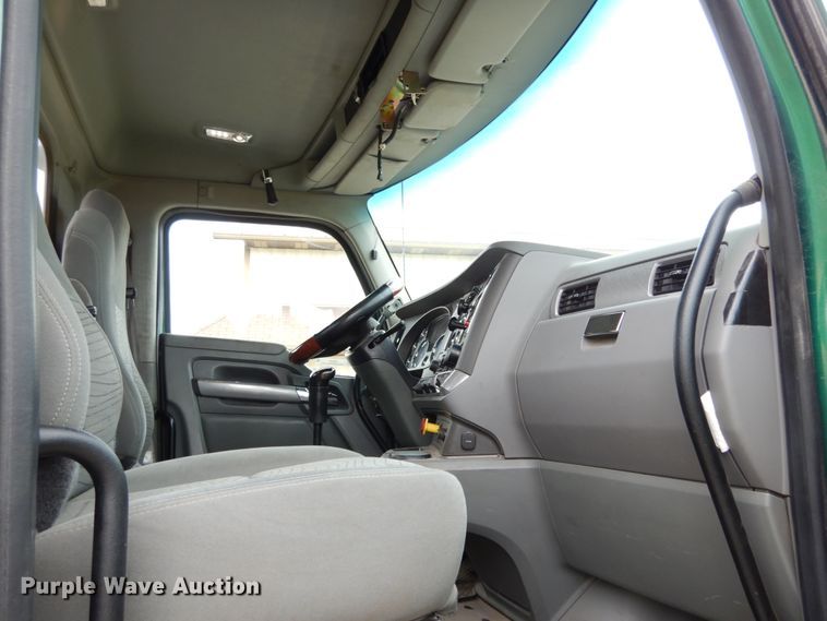 image for item II9529 2015 Kenworth T680  semi truck