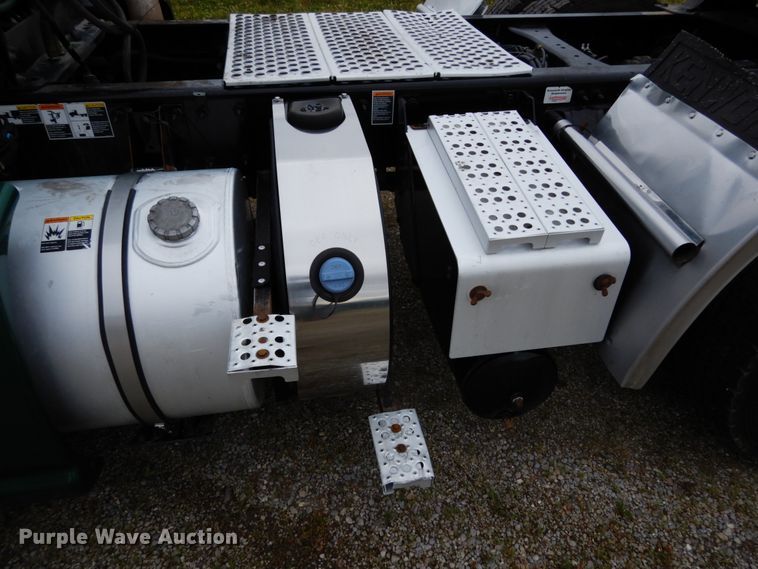 image for item II9529 2015 Kenworth T680  semi truck