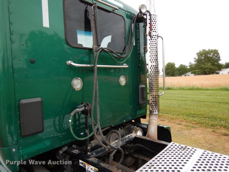 image for item II9529 2015 Kenworth T680  semi truck