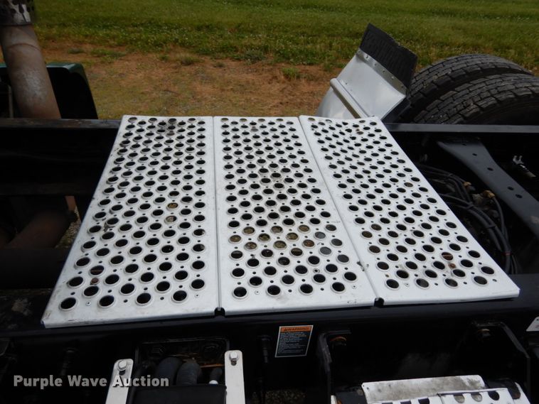 image for item II9529 2015 Kenworth T680  semi truck