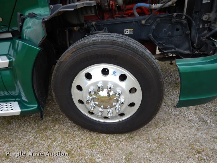 image for item II9529 2015 Kenworth T680  semi truck