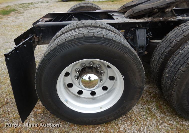 image for item II9529 2015 Kenworth T680  semi truck