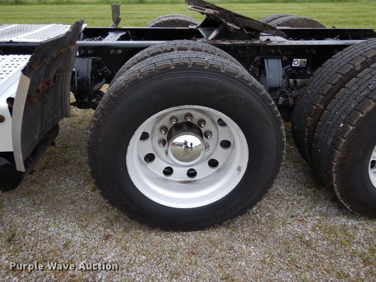 image for item II9529 2015 Kenworth T680  semi truck