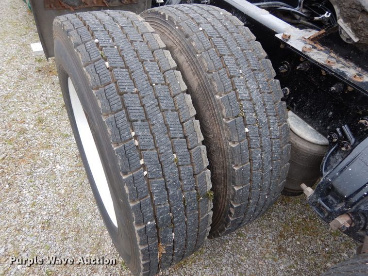 image for item II9529 2015 Kenworth T680  semi truck