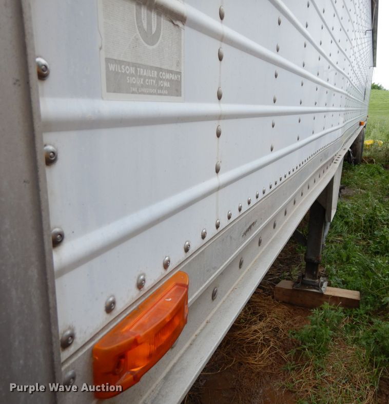 image for item II9555 1998 Wilson DWH-400  grain trailer