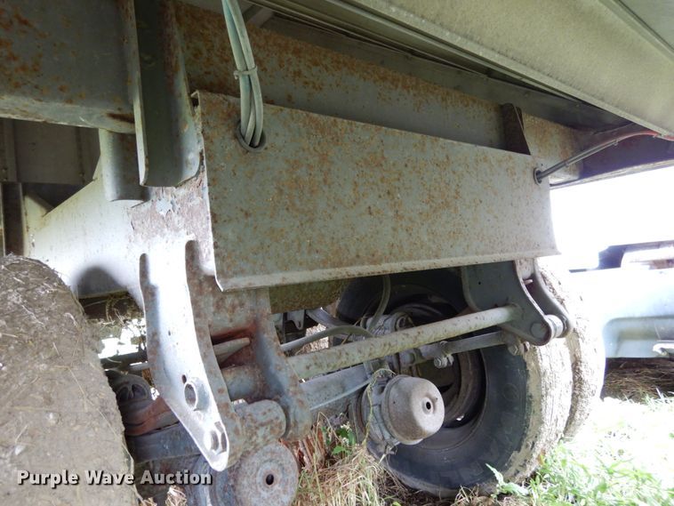 image for item II9555 1998 Wilson DWH-400  grain trailer