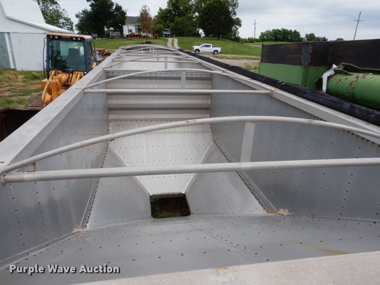 image for item II9555 1998 Wilson DWH-400  grain trailer