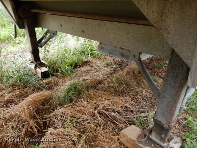 image for item II9555 1998 Wilson DWH-400  grain trailer