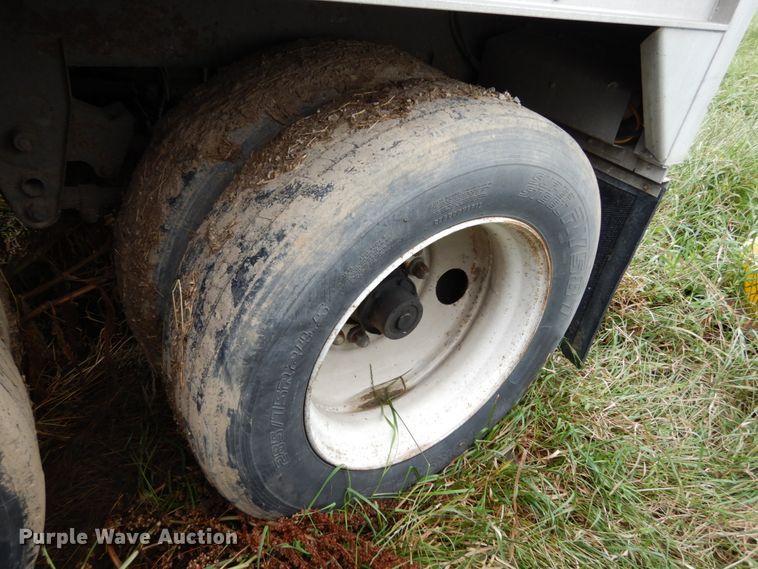 image for item II9555 1998 Wilson DWH-400  grain trailer