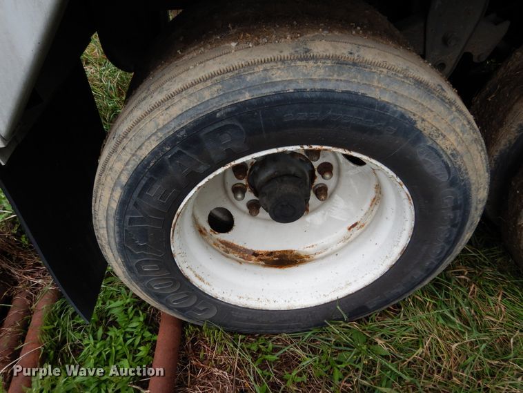 image for item II9555 1998 Wilson DWH-400  grain trailer