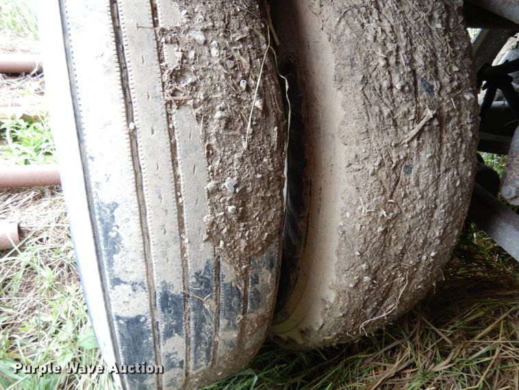 image for item II9555 1998 Wilson DWH-400  grain trailer