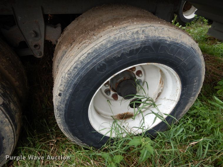 image for item II9555 1998 Wilson DWH-400  grain trailer