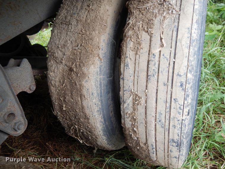 image for item II9555 1998 Wilson DWH-400  grain trailer