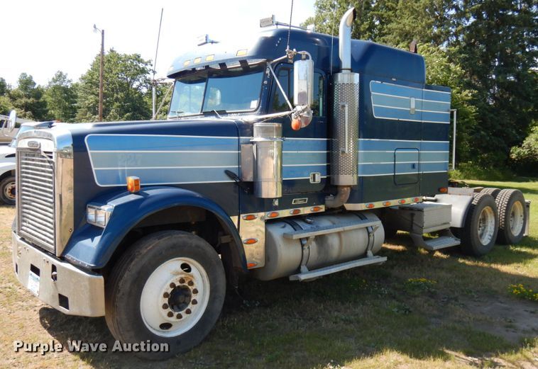 image for item IL9840 2004 Freightliner Classic  semi truck