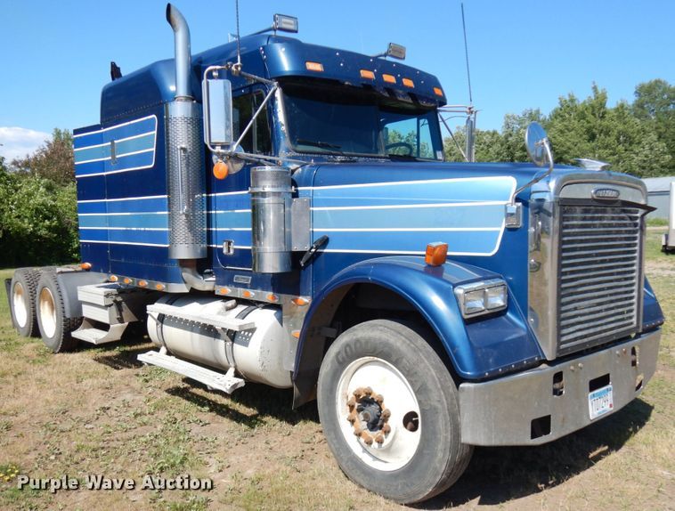 image for item IL9840 2004 Freightliner Classic  semi truck