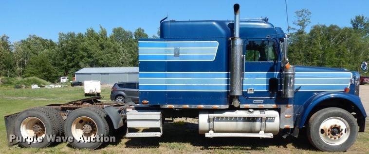 image for item IL9840 2004 Freightliner Classic  semi truck