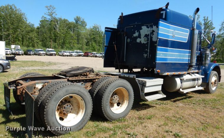 image for item IL9840 2004 Freightliner Classic  semi truck