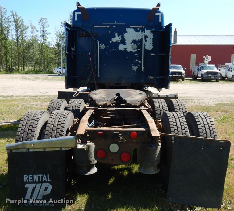 image for item IL9840 2004 Freightliner Classic  semi truck