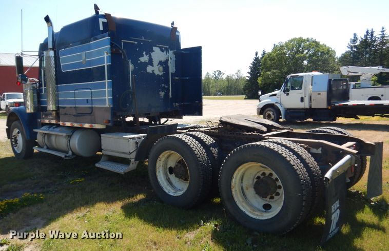 image for item IL9840 2004 Freightliner Classic  semi truck